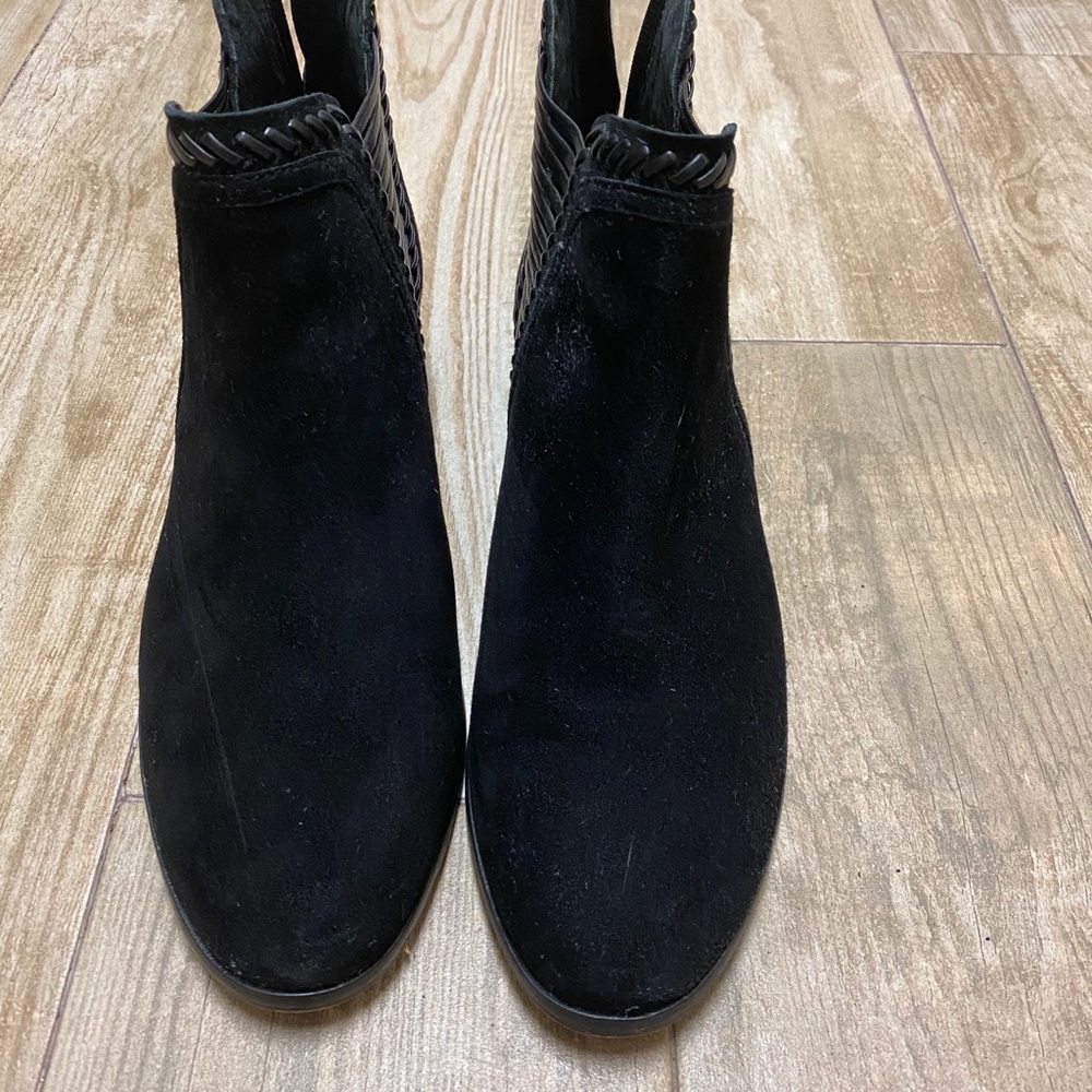 Vince Camuto suede booties pippsy!like new!